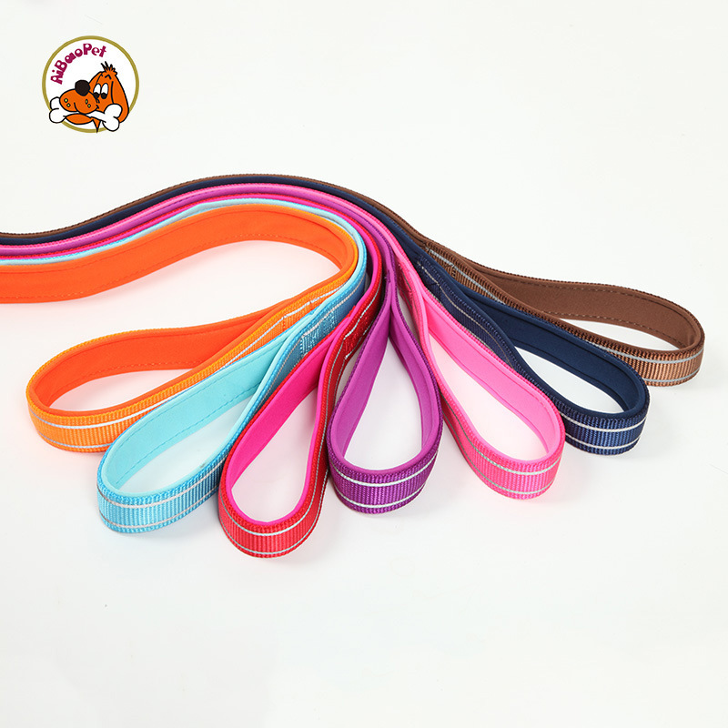 Vòng cổ có màu nylon được bọc lại, con chó nhỏ chống lửa, huấn luyện con vật nuôi chống vết cắn.