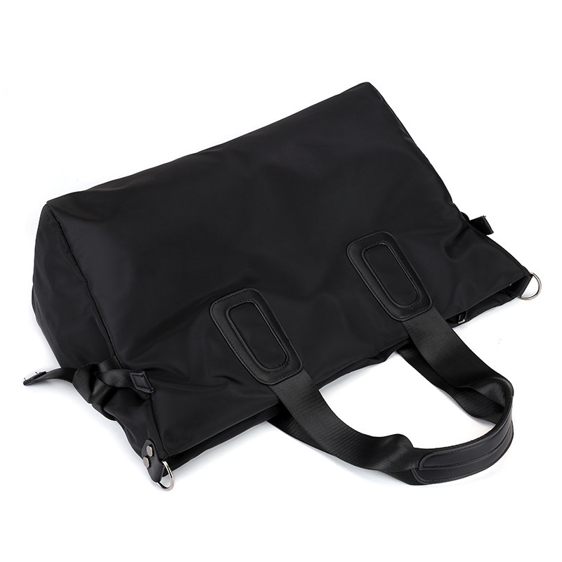 A one-capable lady travels with a waterproof nylon bag and a light-slipped handbag.