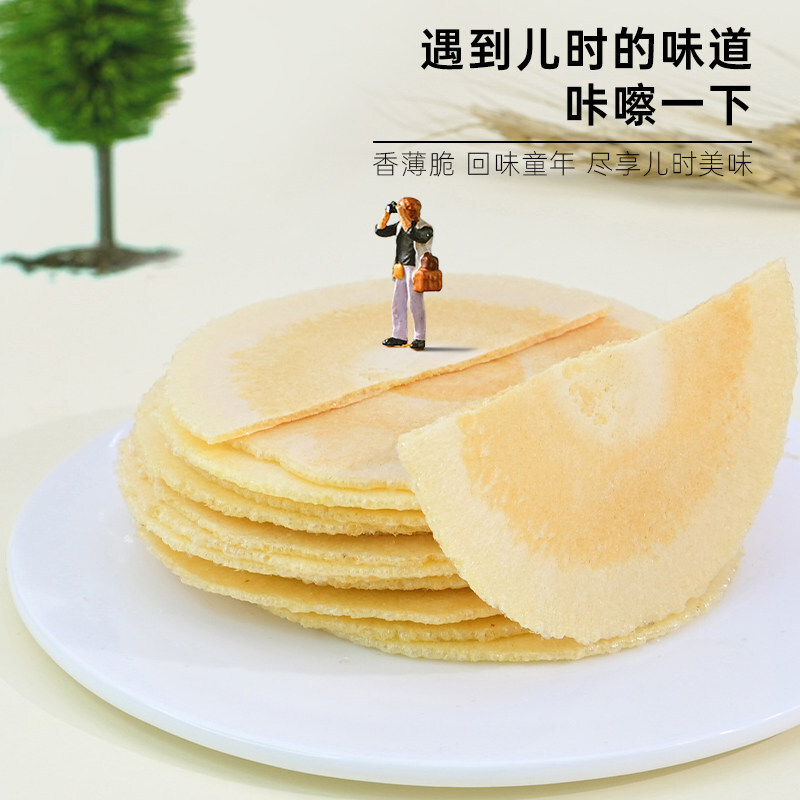 Một hộp dưa hấu với dưa hấu và bánh quy không bí ngô.