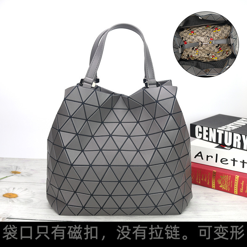 A bucket bag with a 2023 new autumn and winter crystal bag with a large geometry-barry bag with a slant bag.