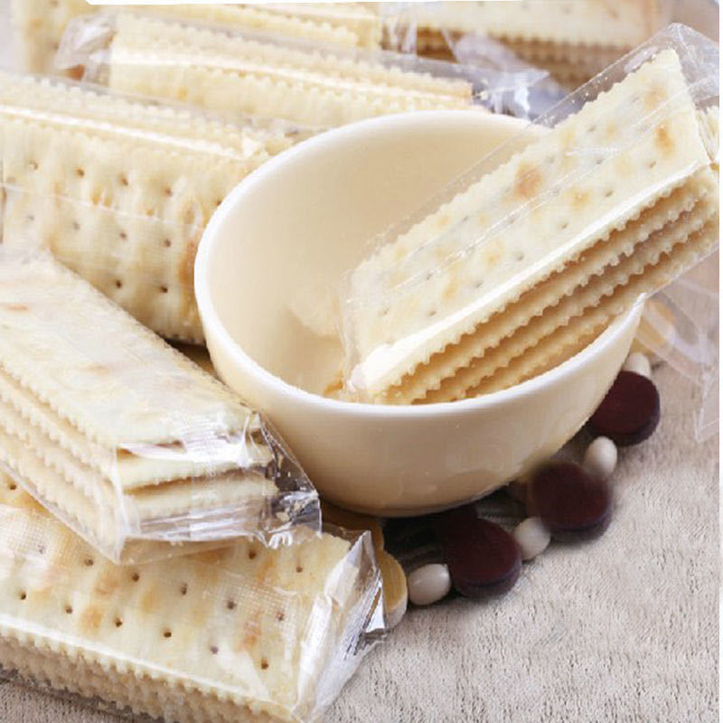 Một hộp đầy thức ăn vặt cho bữa sáng với 360g soda muối mỗi ngày