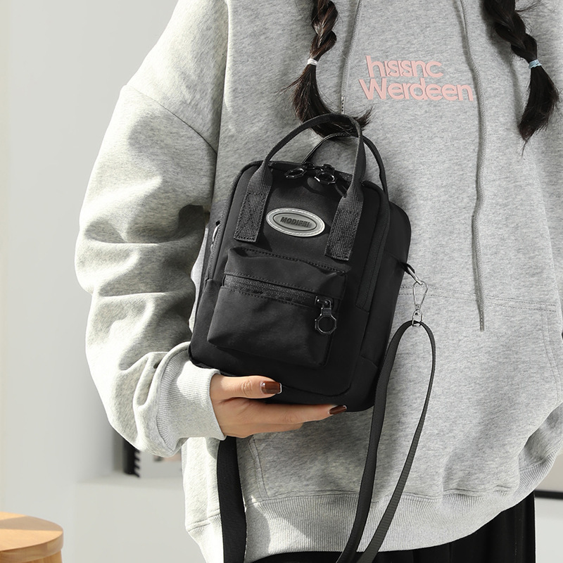 Han Xiaoqin went out with a one-shoulder handbag, and the one-shoulder handbag was light-feeded from the nylons.