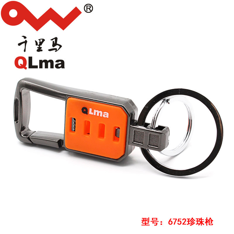 Toàn bộ xe của một người đàn ông với một chìa khóa trên lưng và một chìa khóa trên lưng.