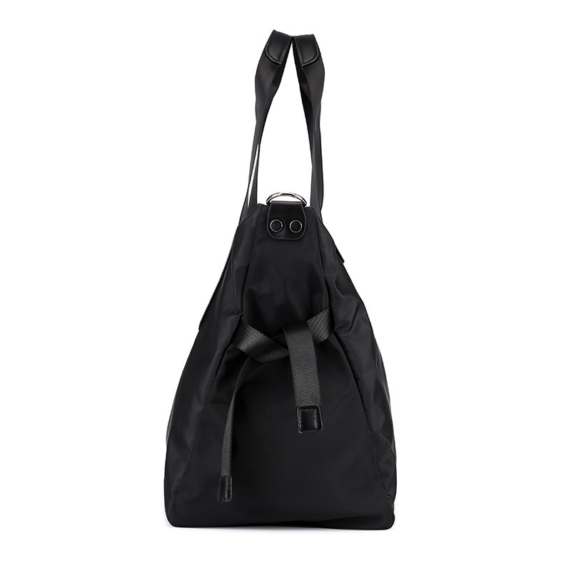 A one-capable lady travels with a waterproof nylon bag and a light-slipped handbag.
