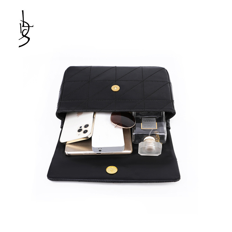 2022, the new one-shoulder-slash-chain bag, the short-toucher, the one-shoulder bag.