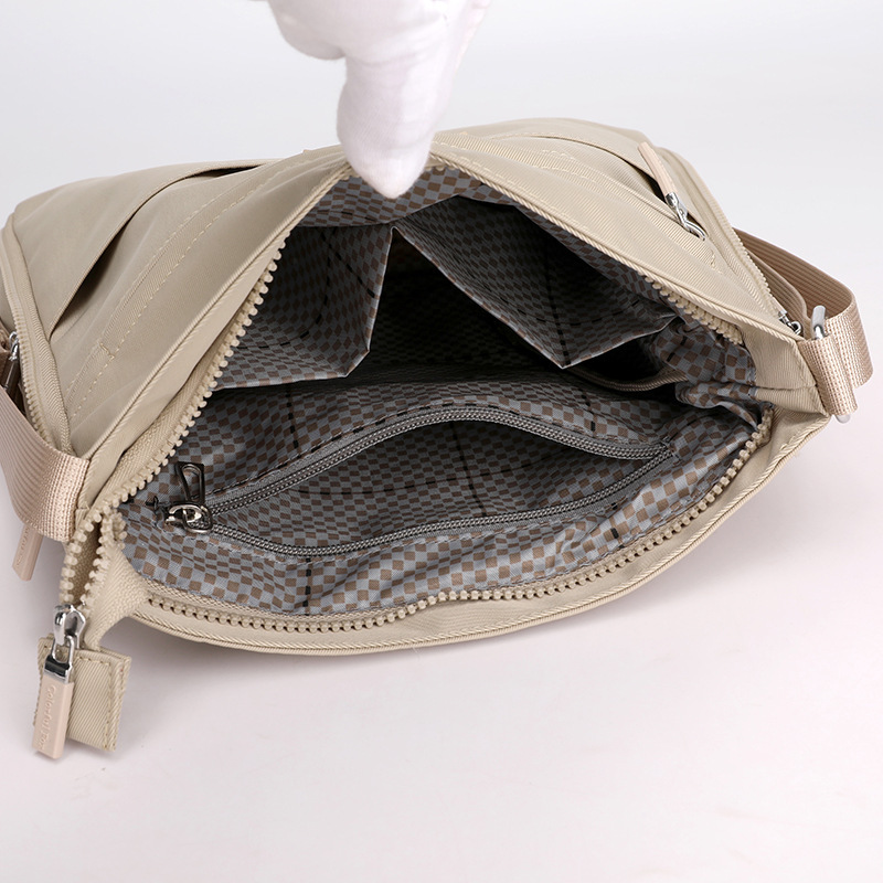 Ms. Fashion's Teenage Slippery Bag, lightweight, high-capacity nylon packs, one-shoulder pack.