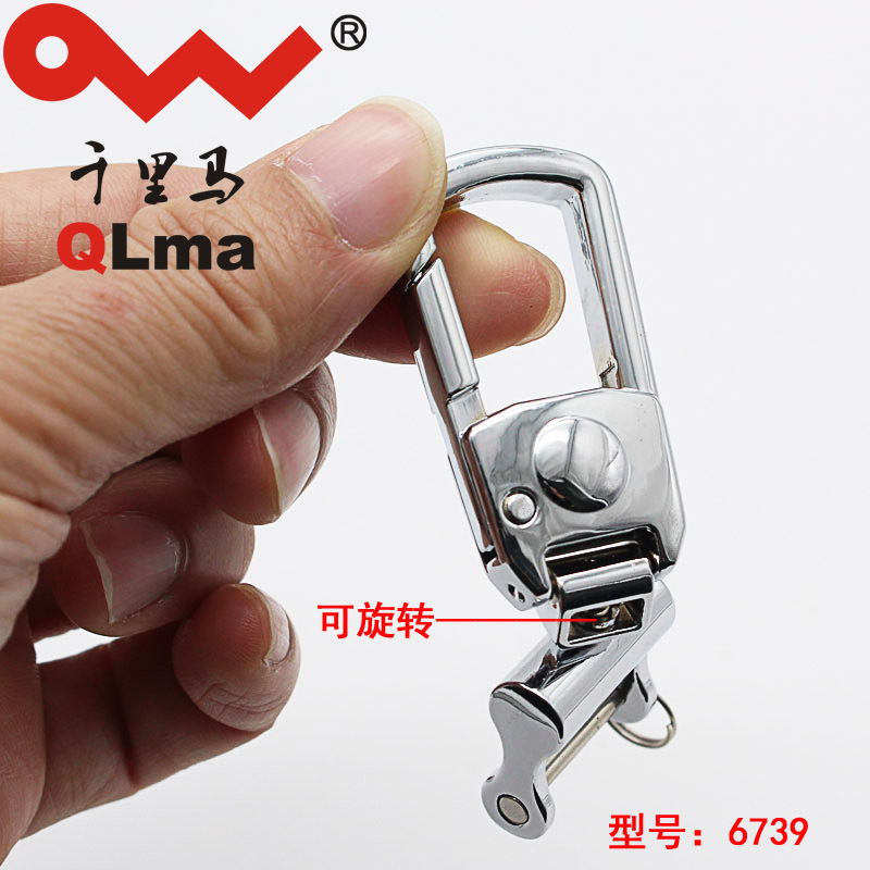 Một chiếc xe chở hàng ngàn dặm với một chiếc chìa khóa, một dây đai kim loại với một chìa khóa vào chuỗi chìa khóa.