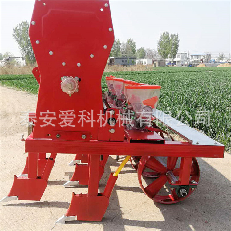 Seed seed from a 4-line vagaries tractor with vegetable cabbage seeders