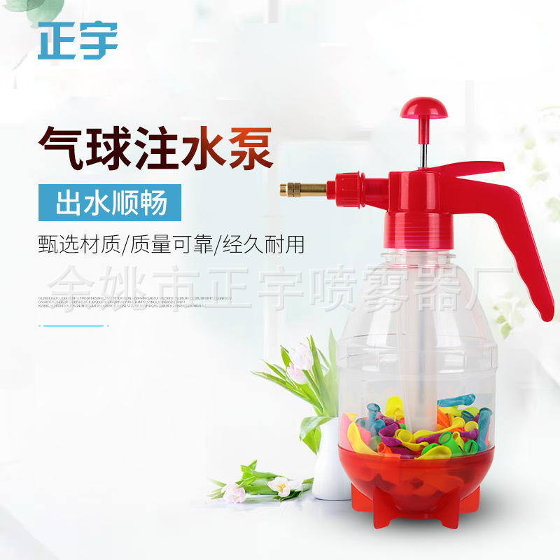Ngoài bãi biển, bóng nước chơi bóng nước với khinh khí cầu của riêng họ bơm khí cầu trẻ em