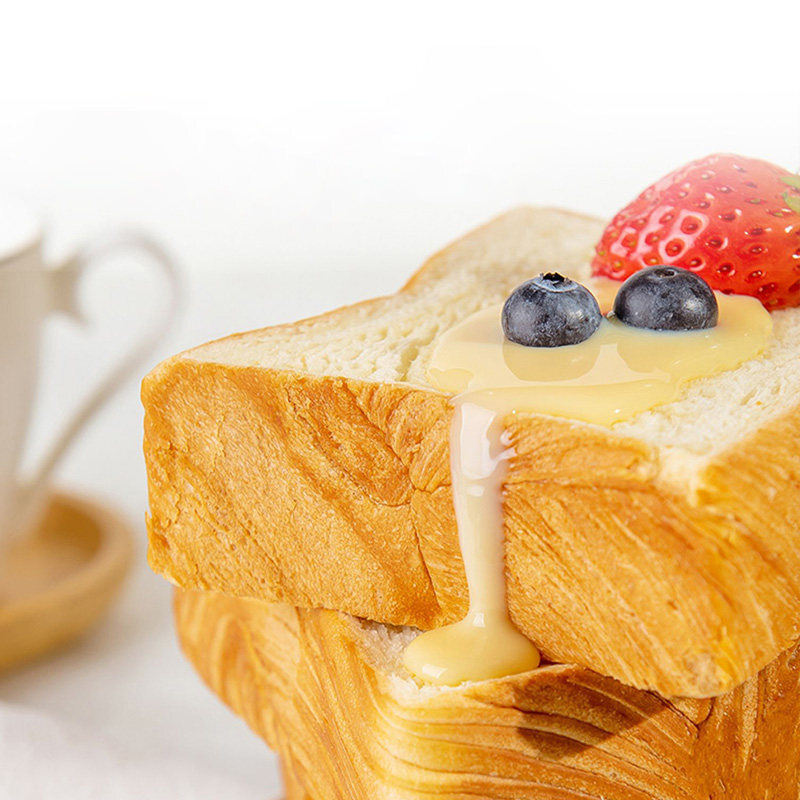 Aji Cow mệt mỏi khi ăn bánh snack và bánh mì.