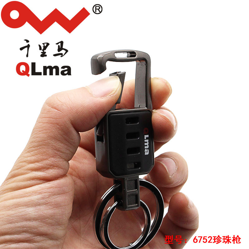 Toàn bộ xe của một người đàn ông với một chìa khóa trên lưng và một chìa khóa trên lưng.