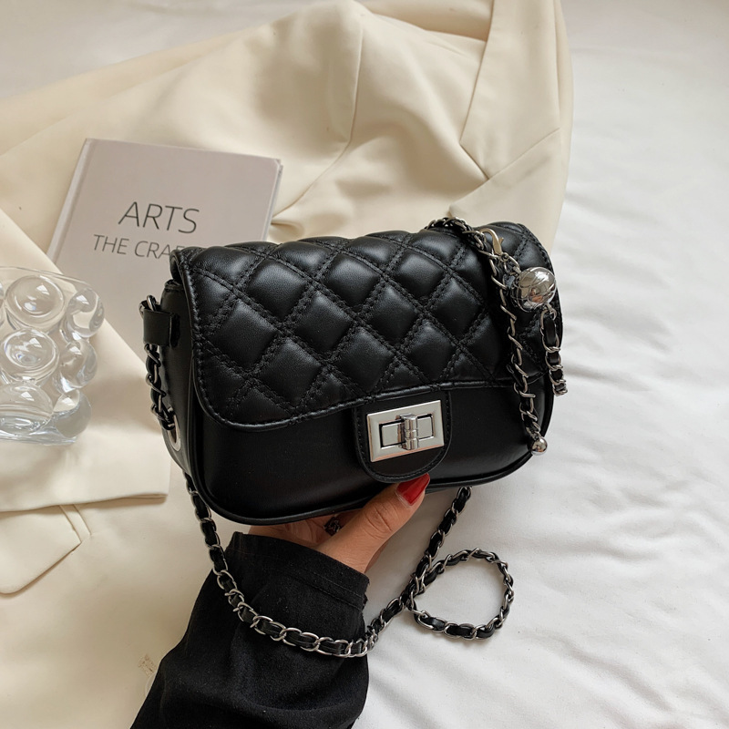The lady's handbag is 2021, and the new girl's handbag is slanting in the summer.