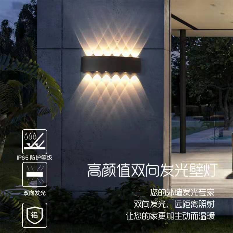 Đèn LED không thấm nước là hiện đại và bị cô lập trong các bức tường sân trong phòng ngủ.