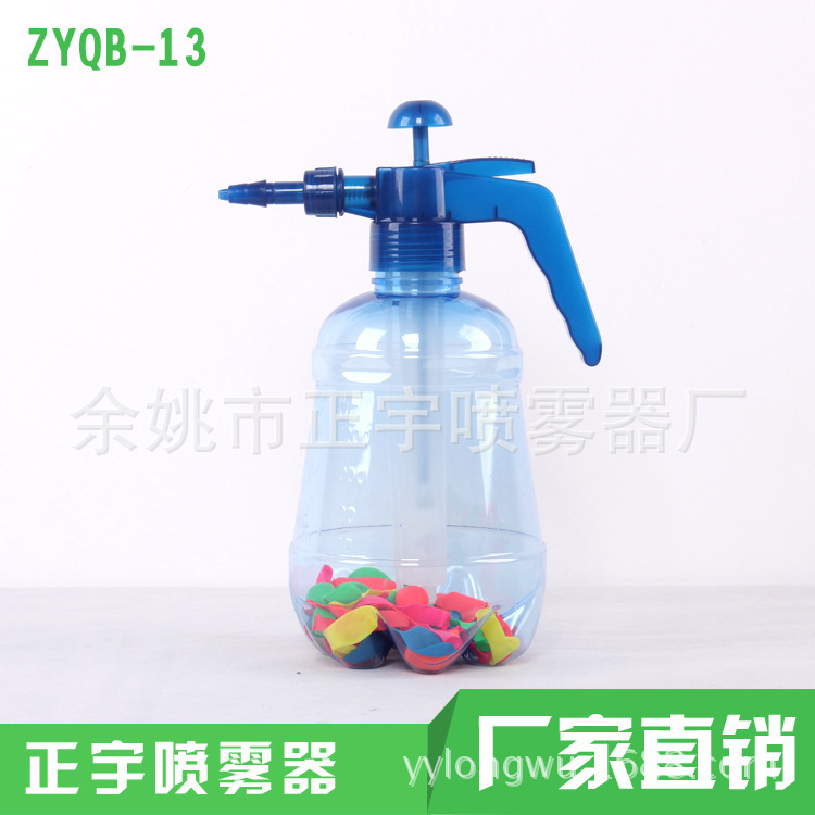 Những máy bơm nước từ nhà đến nhà, máy bơm nước bằng tay với dây bóng khí cầu, trẻ em với máy phun 2L