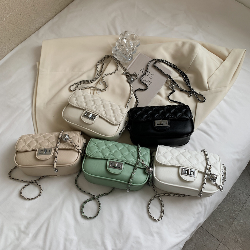 The lady's handbag is 2021, and the new girl's handbag is slanting in the summer.