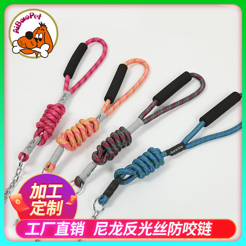 Con chó bán hàng kéo những con chó lớn đeo dây xích vào tay cầm bông của dây xích chó bằng kim loại.