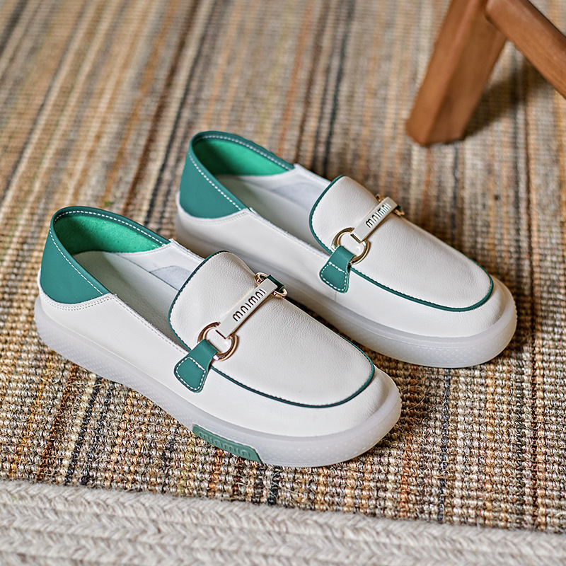 Mother's shoes are so new in summer, they're so soft and cozy, they're so white.