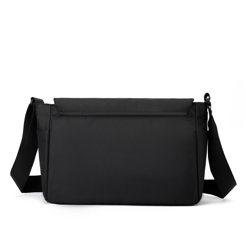 The fashion-proof nylon-packed business-leave man travels with a one-shoulder bag and a tumble bag.