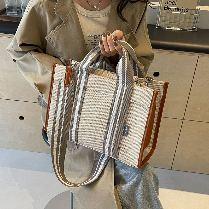 A large-capacity canvas bag with a new 2024 incriminating, old-fashioned hand-held tow bag for class tweaking.