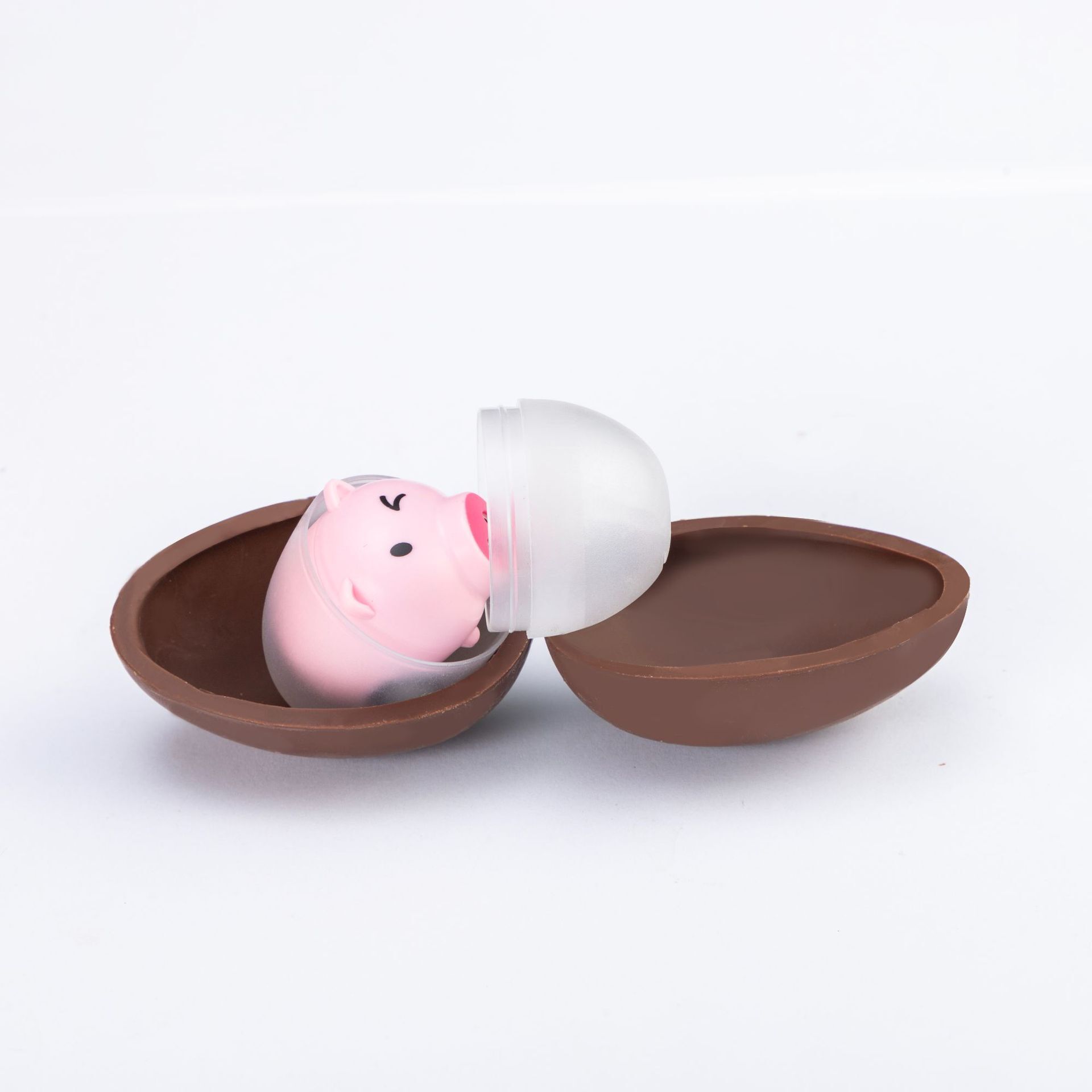 Quả trứng sô cô la đen bất ngờ.
