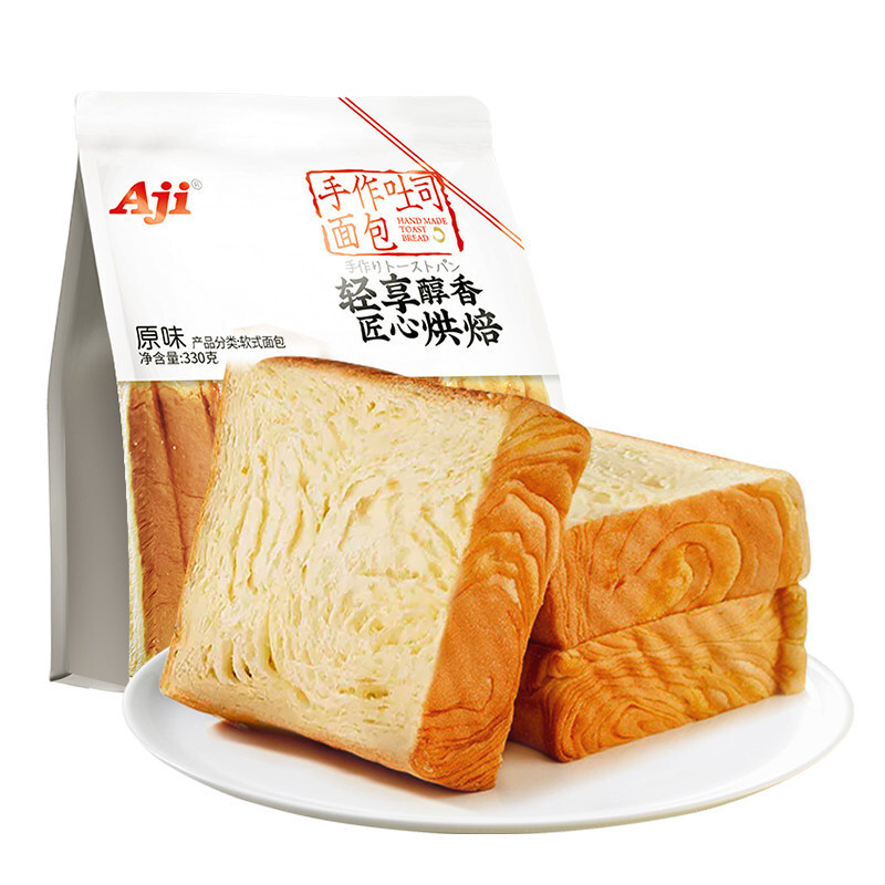 Aji Cow mệt mỏi khi ăn bánh snack và bánh mì.