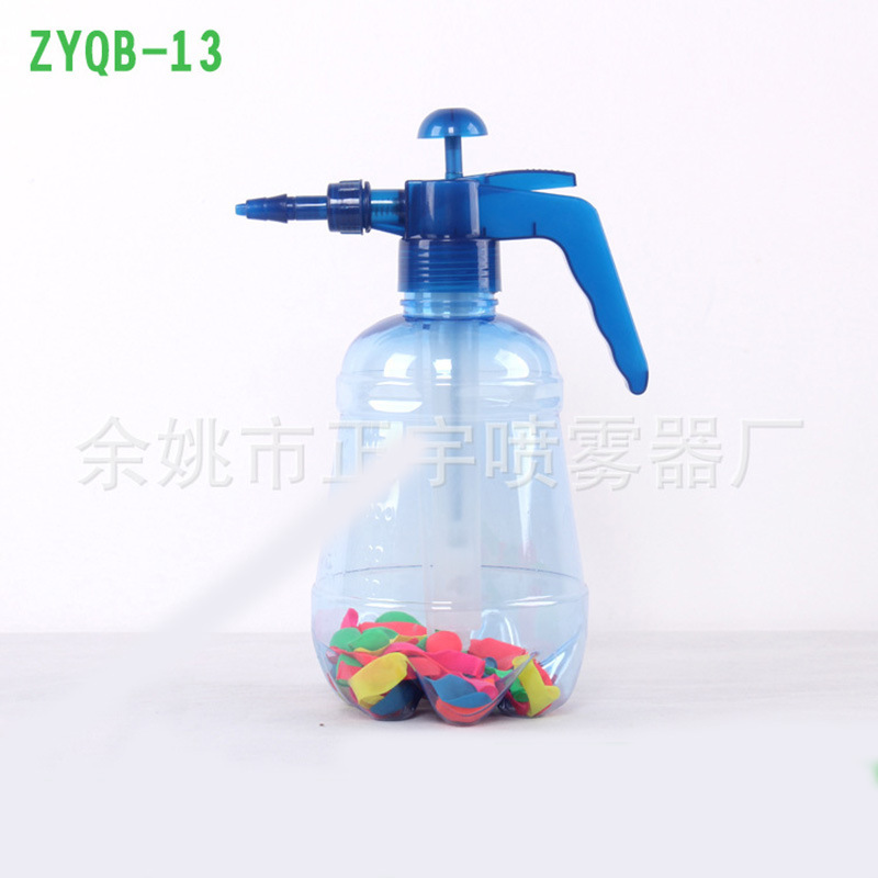 Những máy bơm nước từ nhà đến nhà, máy bơm nước bằng tay với dây bóng khí cầu, trẻ em với máy phun 2L