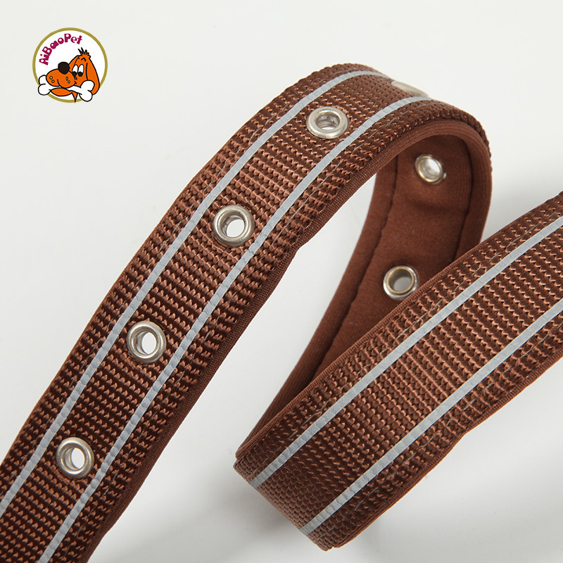 Những nhà sản xuất hàng loạt bán thú nuôi trực tiếp bằng dây nịt nylon cho những con chó lớn đeo vòng cổ.