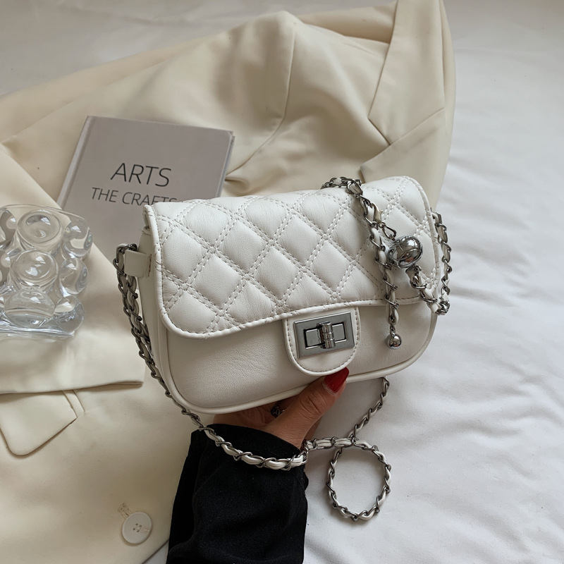 The lady's handbag is 2021, and the new girl's handbag is slanting in the summer.