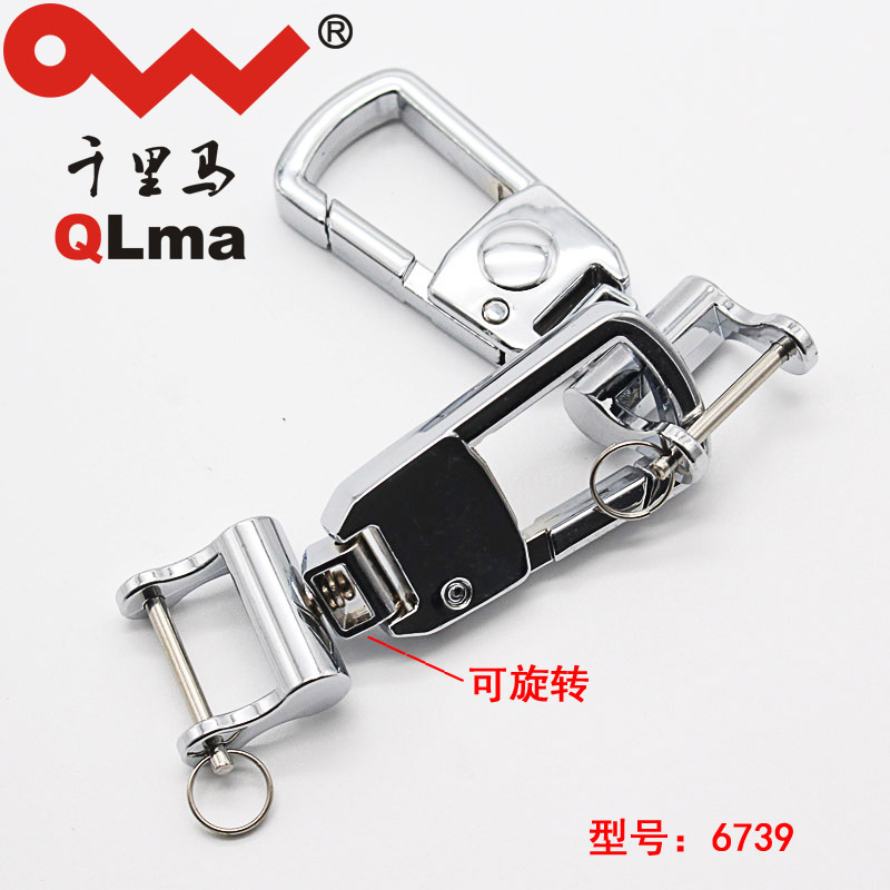 Một chiếc xe chở hàng ngàn dặm với một chiếc chìa khóa, một dây đai kim loại với một chìa khóa vào chuỗi chìa khóa.