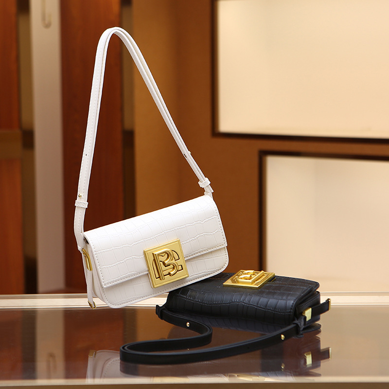 ♪ Little luxurious design of a new bag with a stone-grained armpit ♪