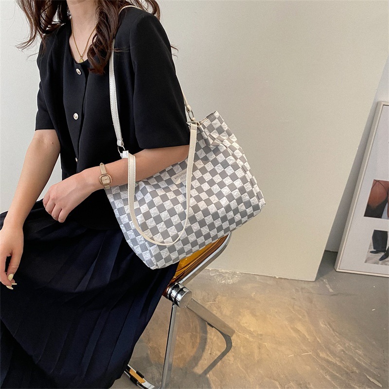 2022 Spring/Spring High Capacity Tot packs of tweezer pants, small-time designers, single-shouldered women packs