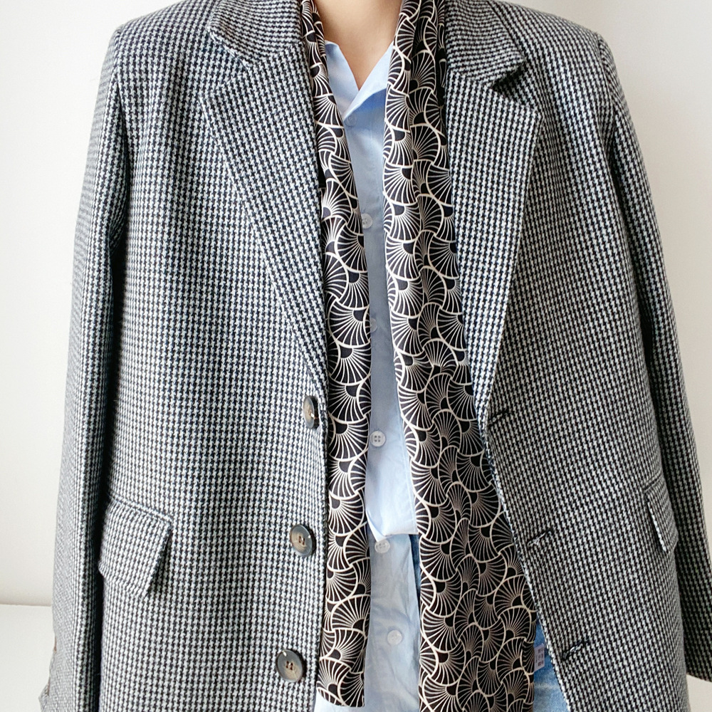 Summer silk scarves with spring and autumn fragrance and silk belts to protect the neck and neck.