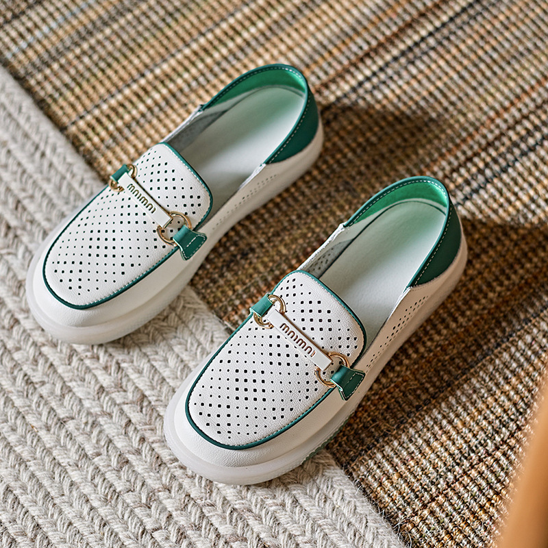 Mother's shoes are so new in summer, they're so soft and cozy, they're so white.