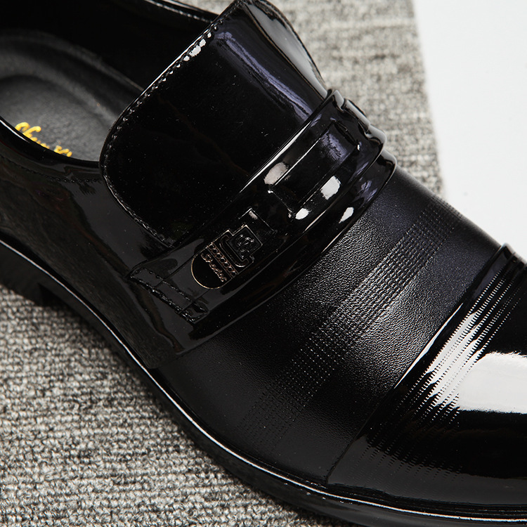 In the spring, the new head-skinned man's leisure shoes, the man's business leisure shoes, the business's full of Oxford shoes.