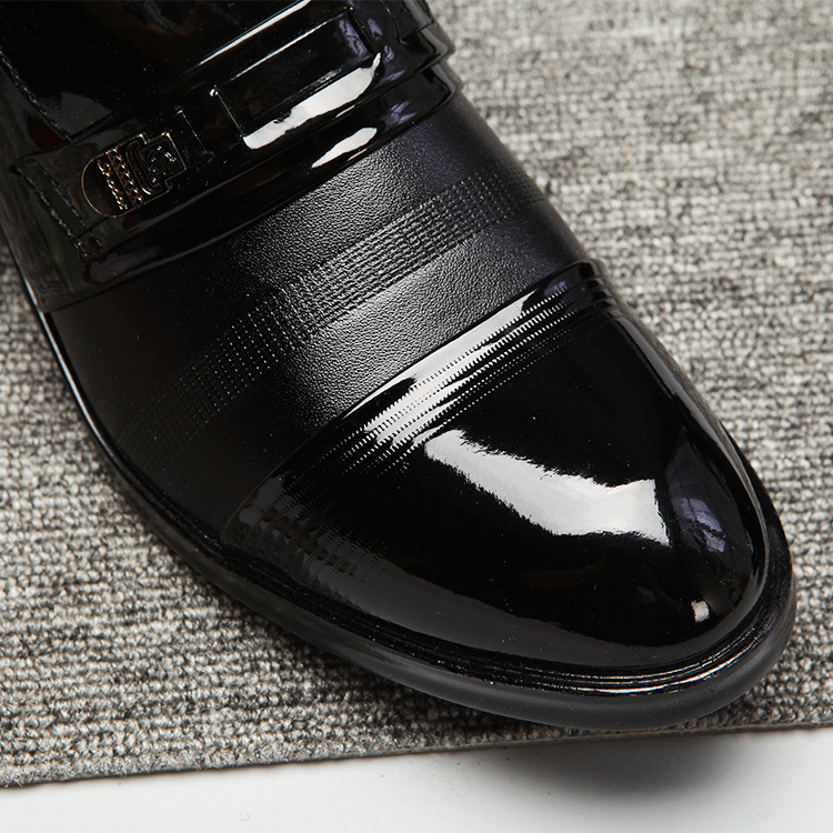 In the spring, the new head-skinned man's leisure shoes, the man's business leisure shoes, the business's full of Oxford shoes.