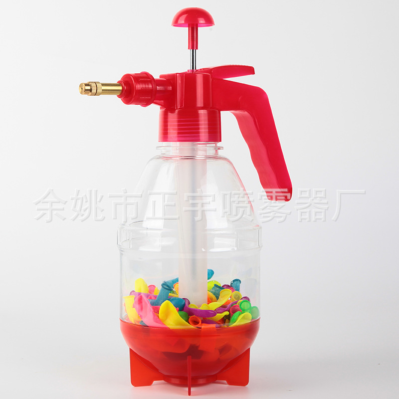 Ngoài bãi biển, bóng nước chơi bóng nước với khinh khí cầu của riêng họ bơm khí cầu trẻ em