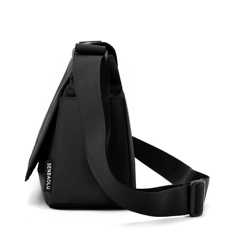 The fashion-proof nylon-packed business-leave man travels with a one-shoulder bag and a tumble bag.