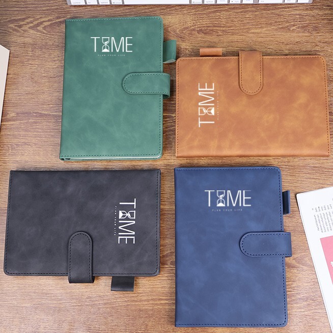 Một danh sách 5 mục ghi chép của văn phòng kinh doanh được đặt với một sổ tay ghi chú ngắn gọn có thể tùy chỉnh logo
