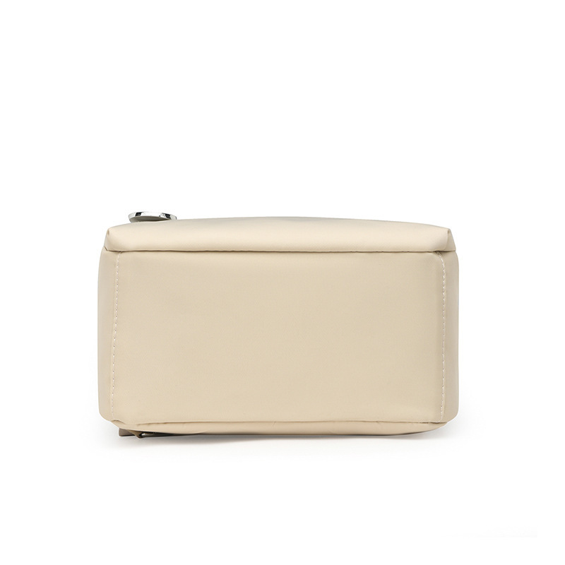 The new lady double-shouldered the flow-proof nylon-packed, high-capacity commuting trip for students' bags.