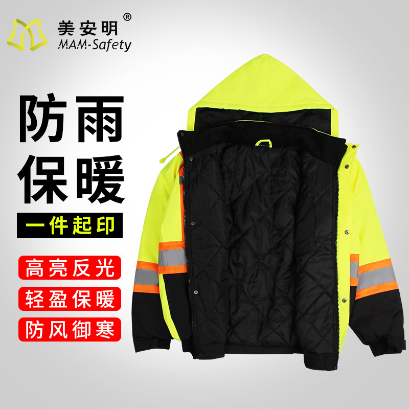 The factory's wholesales are colored with winter-proof green jackets and cold-proof traffic reflector yellow jackets.