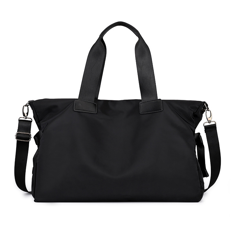 A one-capable lady travels with a waterproof nylon bag and a light-slipped handbag.