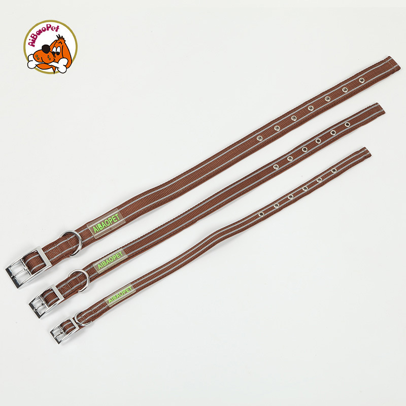 Những nhà sản xuất hàng loạt bán thú nuôi trực tiếp bằng dây nịt nylon cho những con chó lớn đeo vòng cổ.