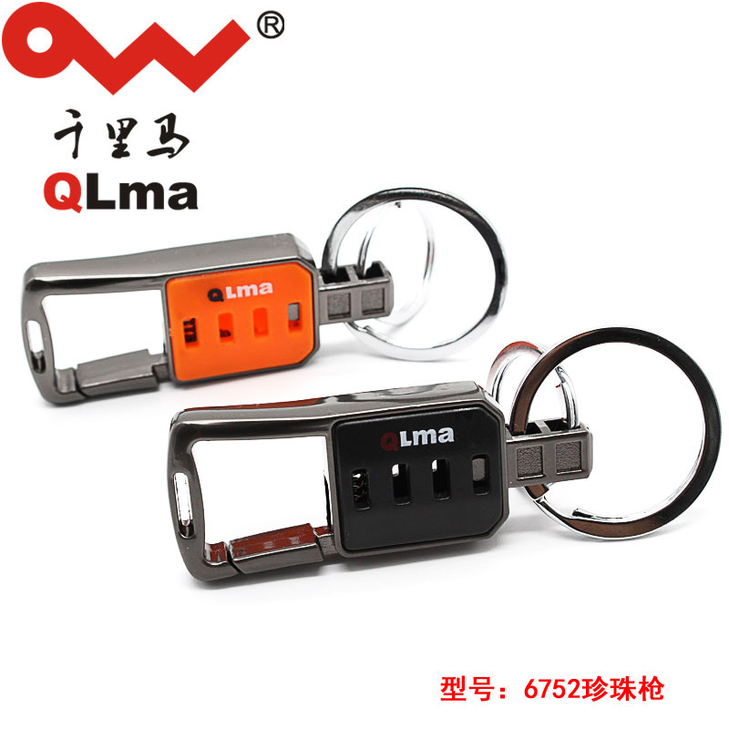 Toàn bộ xe của một người đàn ông với một chìa khóa trên lưng và một chìa khóa trên lưng.
