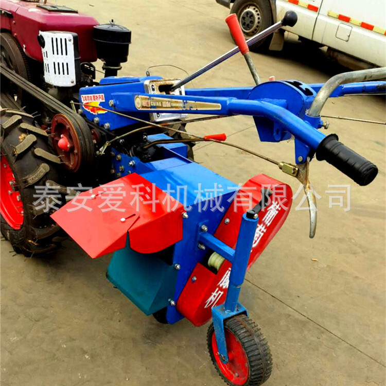 A handcar with a earth-breeding machine in a ditch.