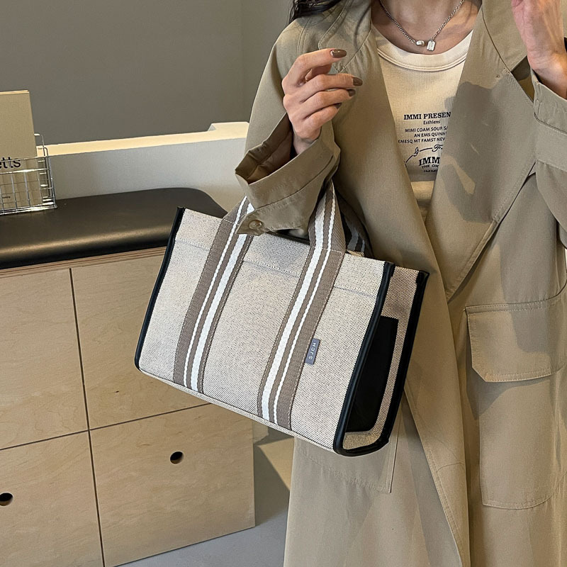 A large-capacity canvas bag with a new 2024 incriminating, old-fashioned hand-held tow bag for class tweaking.