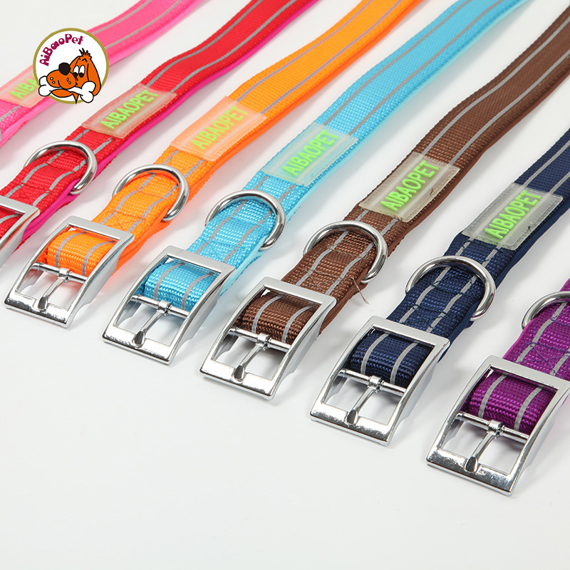 Những nhà sản xuất hàng loạt bán thú nuôi trực tiếp bằng dây nịt nylon cho những con chó lớn đeo vòng cổ.