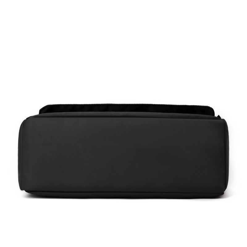 The fashion-proof nylon-packed business-leave man travels with a one-shoulder bag and a tumble bag.