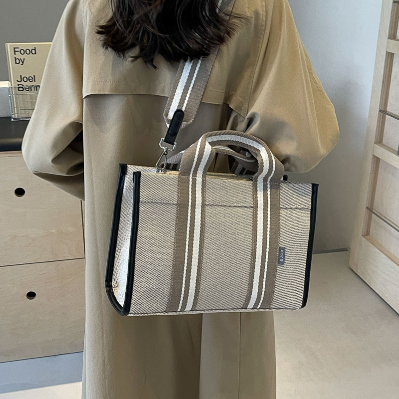 A large-capacity canvas bag with a new 2024 incriminating, old-fashioned hand-held tow bag for class tweaking.