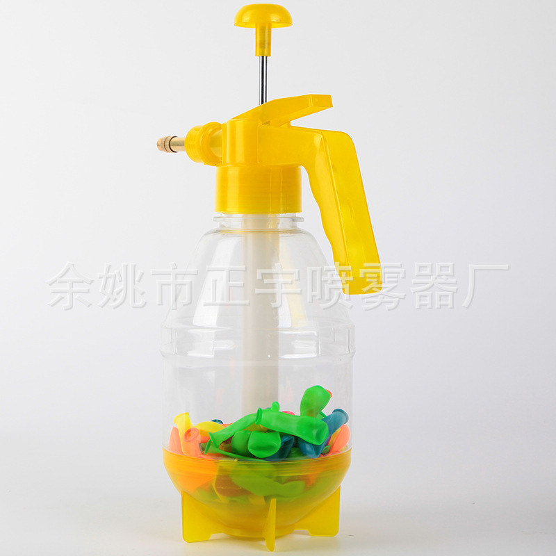 Ngoài bãi biển, bóng nước chơi bóng nước với khinh khí cầu của riêng họ bơm khí cầu trẻ em