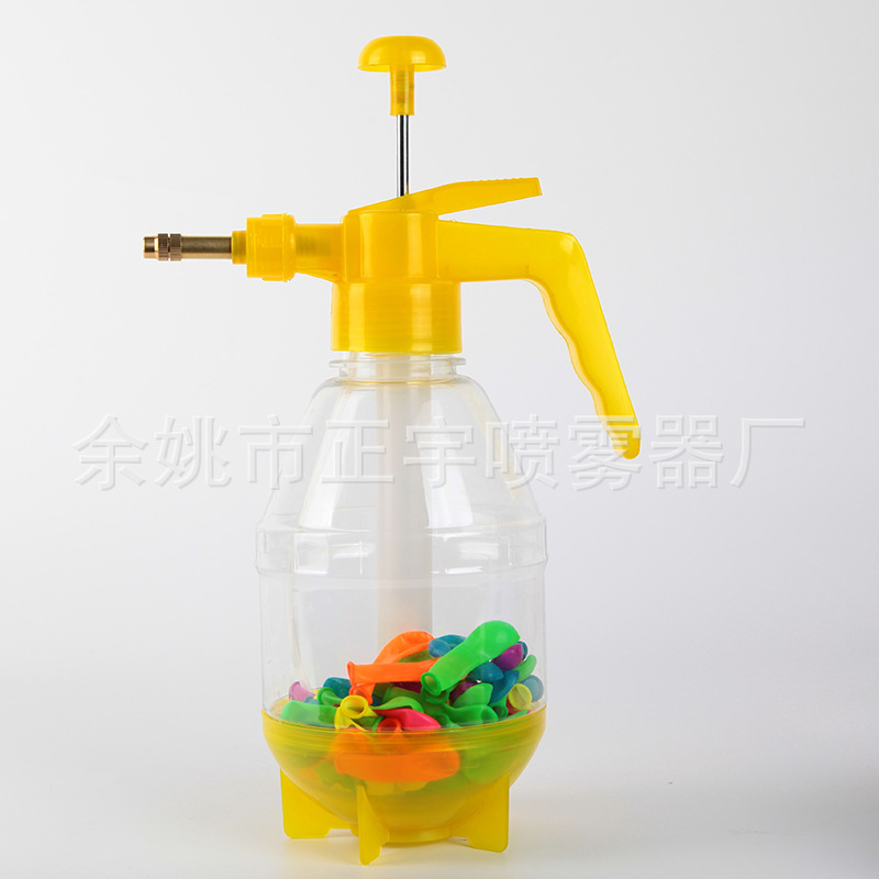 Ngoài bãi biển, bóng nước chơi bóng nước với khinh khí cầu của riêng họ bơm khí cầu trẻ em